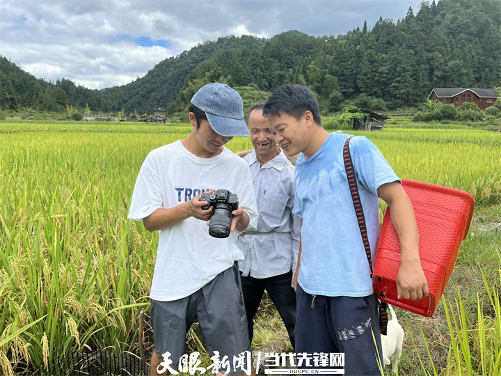 唐勝忠在田間地頭拍攝.jpg