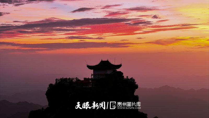 786261-2024年8月11日，在世界自然遺產(chǎn)地梵凈山景區(qū)拍攝的晚霞彩虹景觀。.jpg